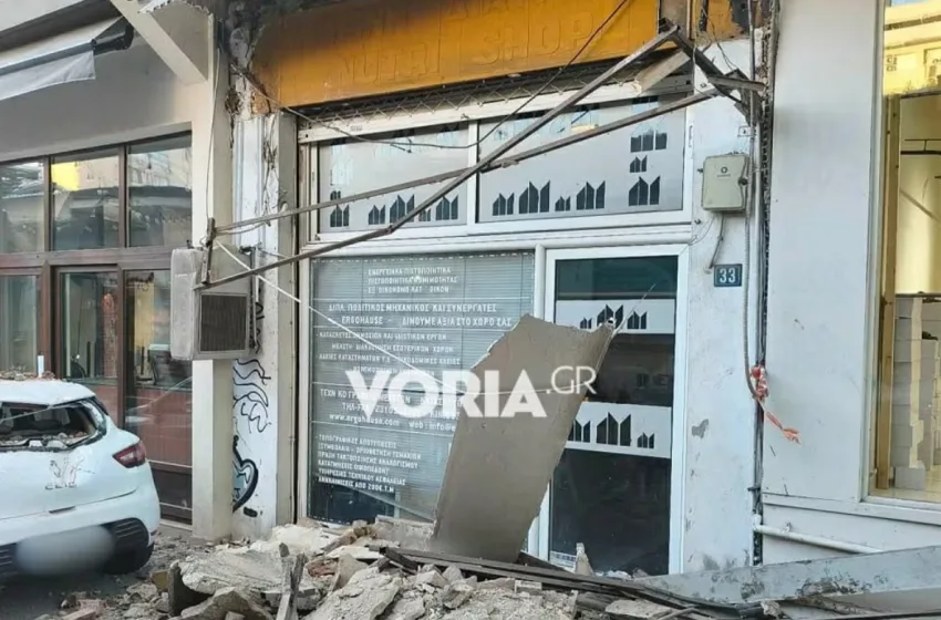  Θεσσαλονίκη: Μπαλκόνι κατέρρευσε και έπεσε σε ΙΧ στο κέντρο της πόλης