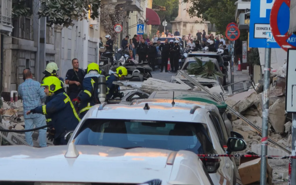 Κατέρρευσε διώροφο από έκρηξη στη Λυσικράτους-Απεγκλωβίστηκαν δύο γυναίκες, τραυματίστηκε περαστικός 2 1 20
