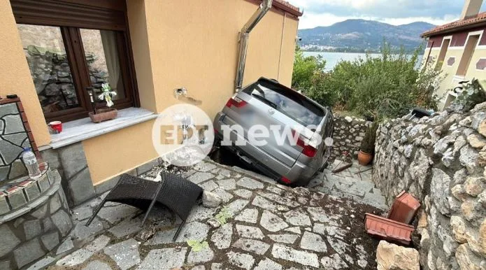 Καστοριά: Αυτοκίνητο ''προσγειώθηκε'' σε αυλή σπιτιού—Παρά τρίχα γλίτωσαν οι κάτοικοι 4 1 24