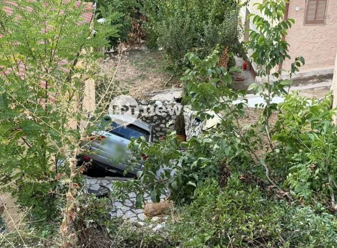 Καστοριά: Αυτοκίνητο ''προσγειώθηκε'' σε αυλή σπιτιού—Παρά τρίχα γλίτωσαν οι κάτοικοι 5 2 9