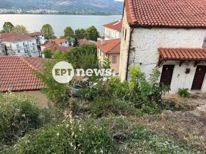 Καστοριά: Αυτοκίνητο ''προσγειώθηκε'' σε αυλή σπιτιού—Παρά τρίχα γλίτωσαν οι κάτοικοι 6 3 2