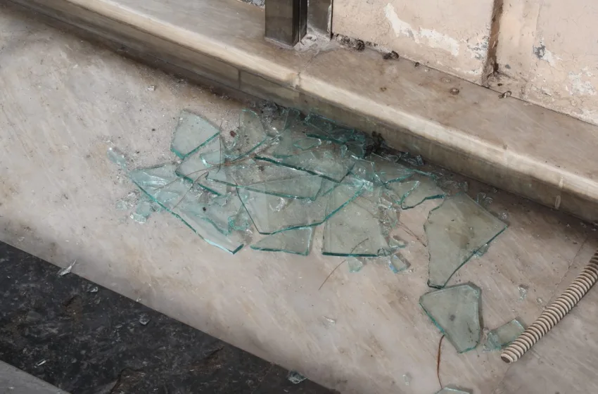  Κυψέλη: Επίθεση στα γραφεία της ΝΔ- Έσπασαν τζάμια, πέταξαν μπογιές- “Θρασύδειλοι τραμπούκοι”