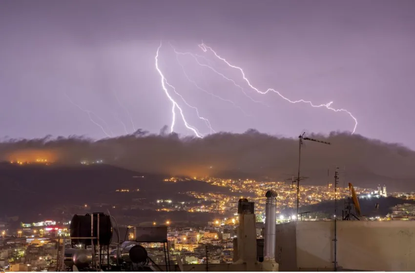  Κακοκαιρία: Πάνω από 25.000 κεραυνοί έπεσαν τις τελευταίες ώρες
