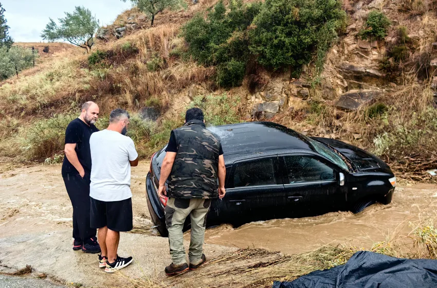  Αργολίδα: Αυτοκίνητο με ηλικιωμένους εγκλωβίστηκε σε χείμαρρο- Τρομακτικές εικόνες