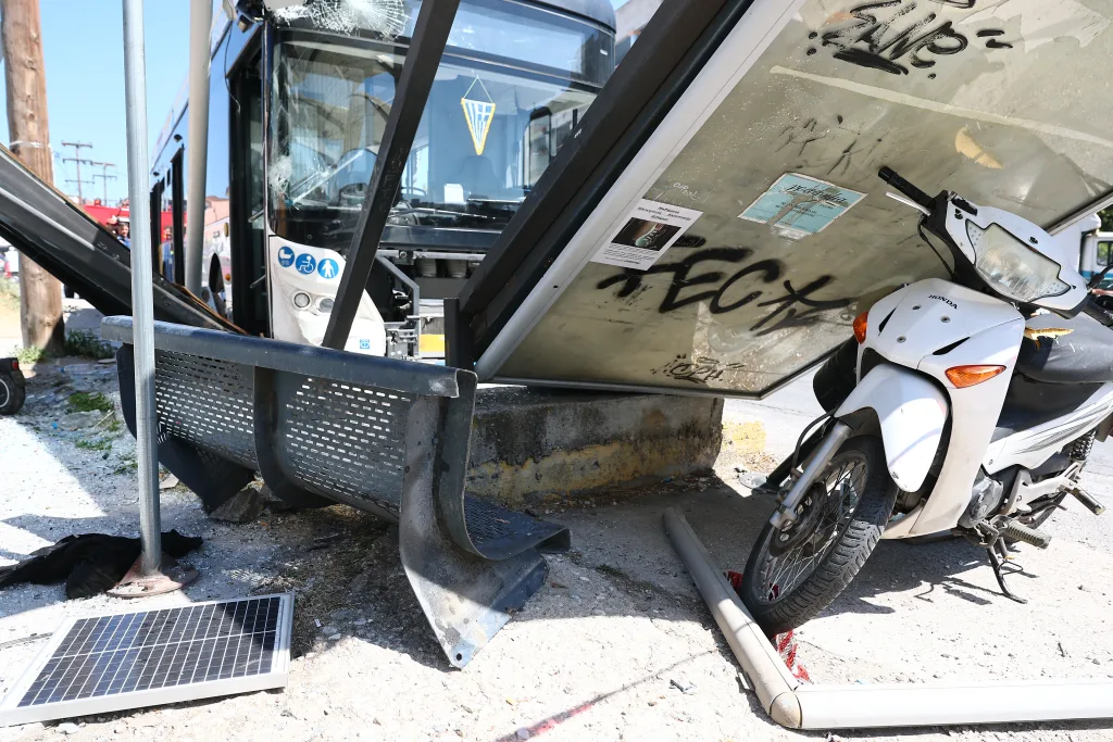 Νεάπολη: Πώς έγινε το σοβαρό τροχαίο με την πρόσκρουση λεωφορείου σε στάση-Στο χειρουργείο 21χρονη 3 7080519