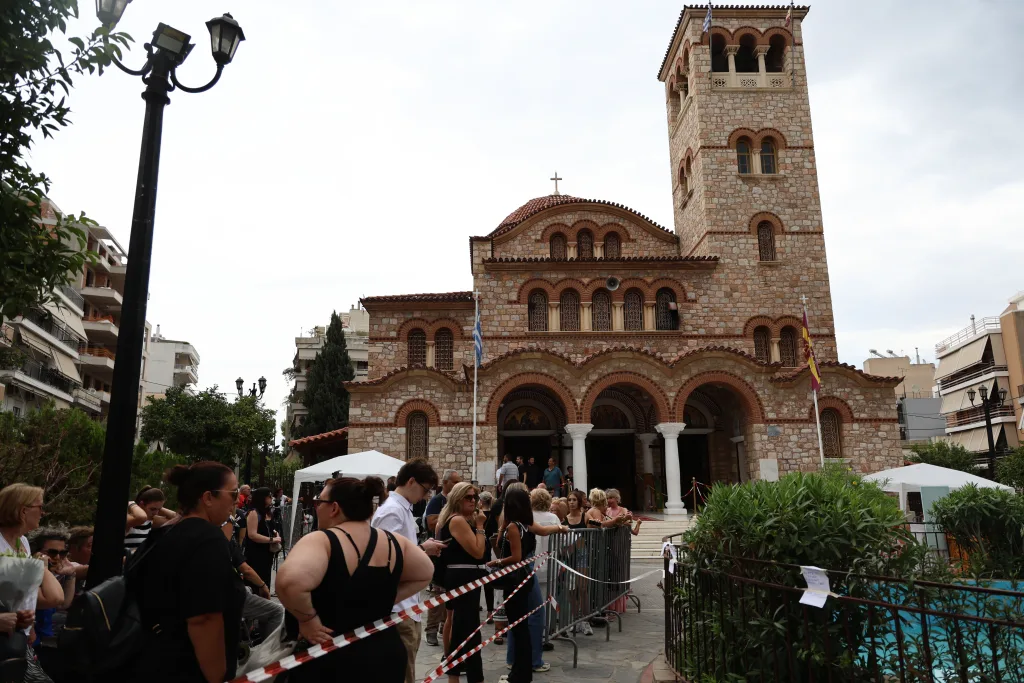 Μαζωνάκης: Πλήθος κόσμου από όλη την Ελλάδα στη Νίκαια για τη "λαϊκή αγρύπνια"-Τον αποχαιρετούν τραγουδώντας 8 7084553