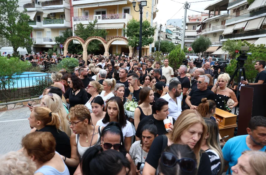  Μαζωνάκης: Πλήθος κόσμου από όλη την Ελλάδα στη Νίκαια για τη “λαϊκή αγρύπνια”-Τον αποχαιρετούν τραγουδώντας