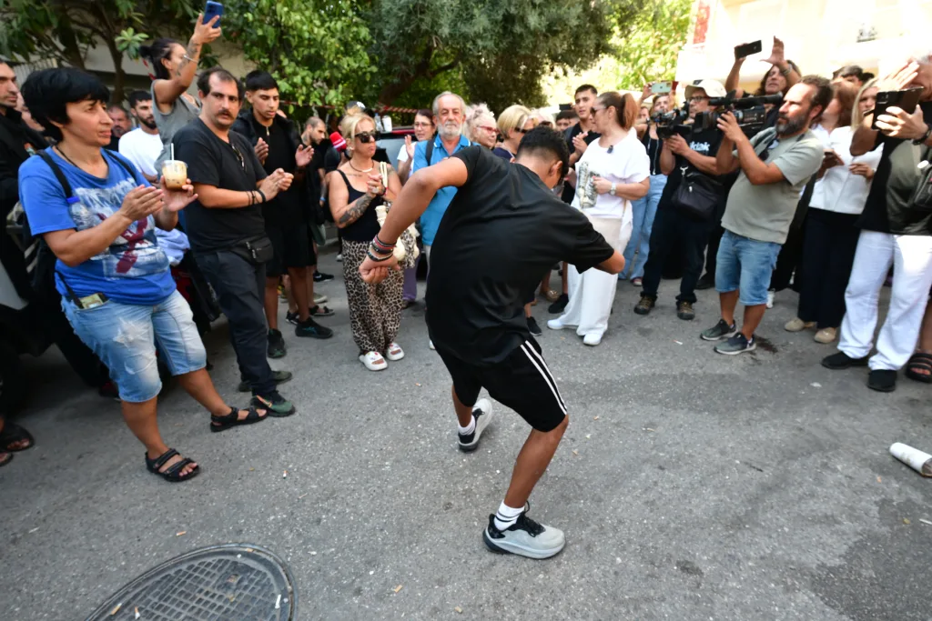 Το "τελευταίο χειροκρότημα" στον Γιώργο Μαζωνάκη από χιλιάδες θαυμαστές και φίλους (Συνεχής ενημέρωση) 20 7086090