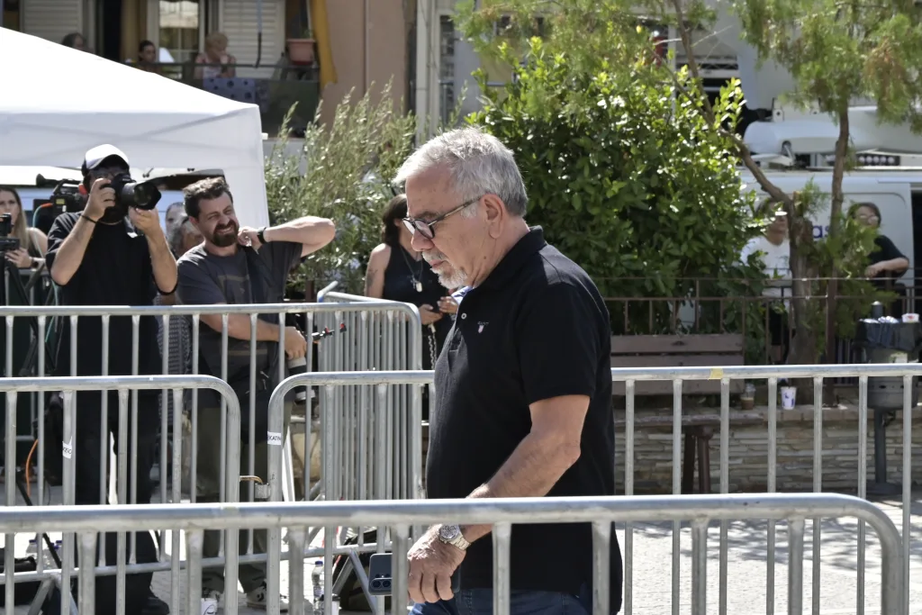 Το "τελευταίο χειροκρότημα" στον Γιώργο Μαζωνάκη από χιλιάδες θαυμαστές και φίλους (Συνεχής ενημέρωση) 18 7086091
