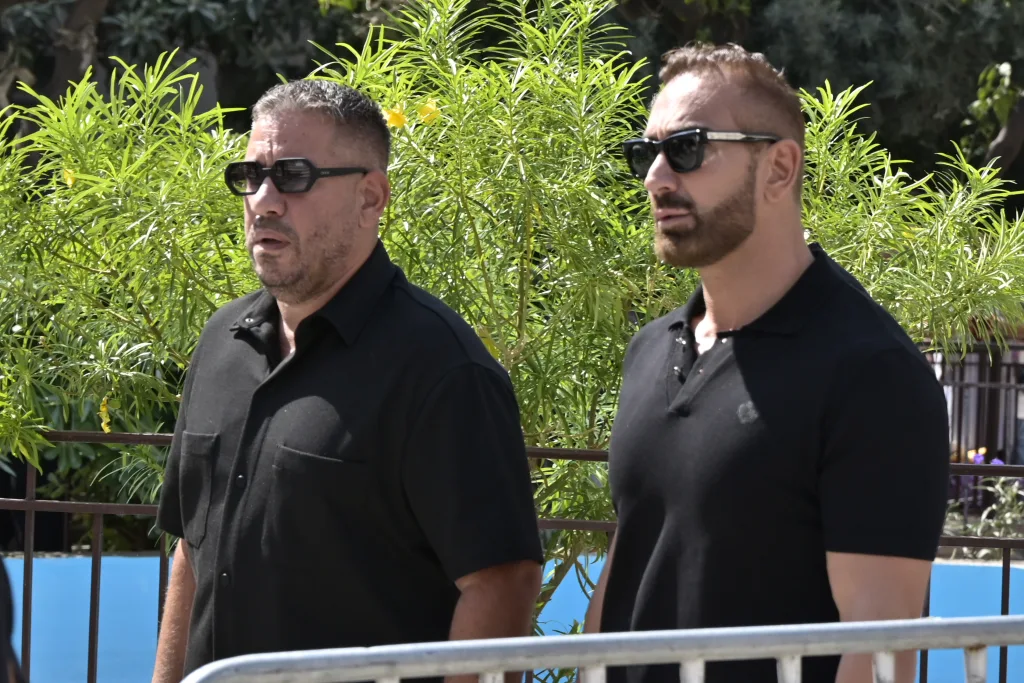 Το "τελευταίο χειροκρότημα" στον Γιώργο Μαζωνάκη από χιλιάδες θαυμαστές και φίλους (Συνεχής ενημέρωση) 12 7086104 1