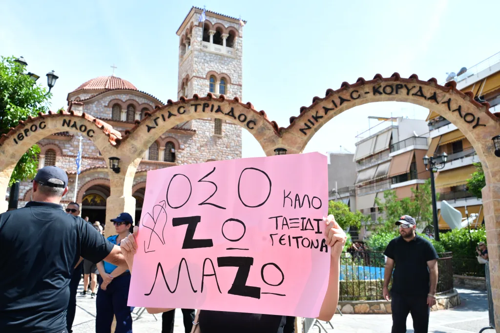Το "τελευταίο χειροκρότημα" στον Γιώργο Μαζωνάκη από χιλιάδες θαυμαστές και φίλους (Συνεχής ενημέρωση) 19 7086108