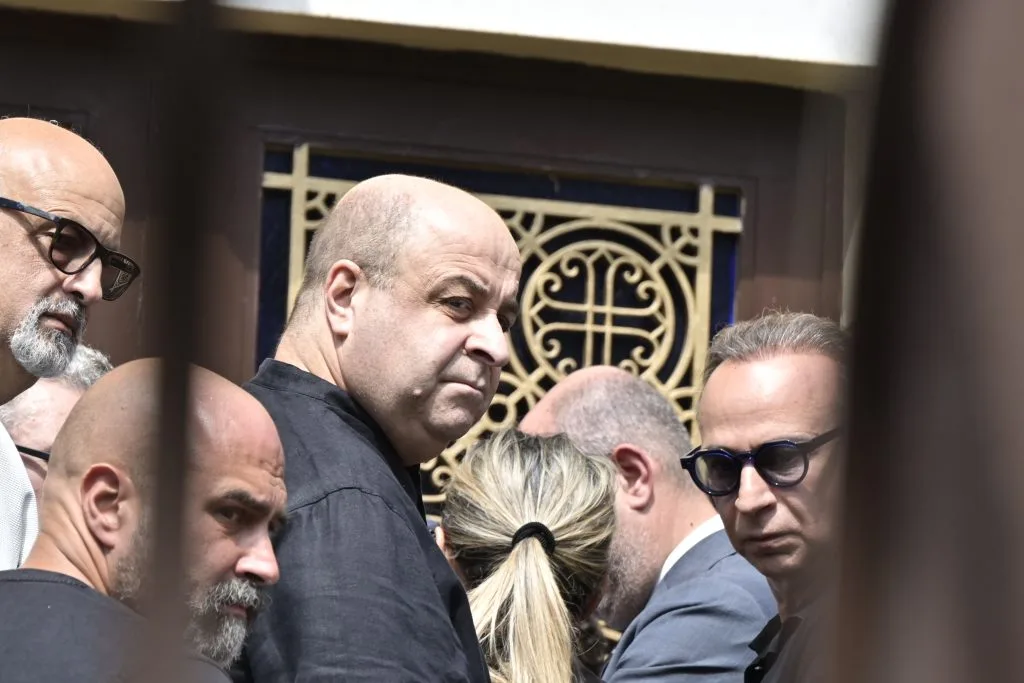 "Τελευταίο χειροκρότημα" στον Γιώργο Μαζωνάκη από χιλιάδες θαυμαστές και φίλους-Ολοκληρώθηκε η εξόδιος ακολουθία 19 7086228 1024x683 1