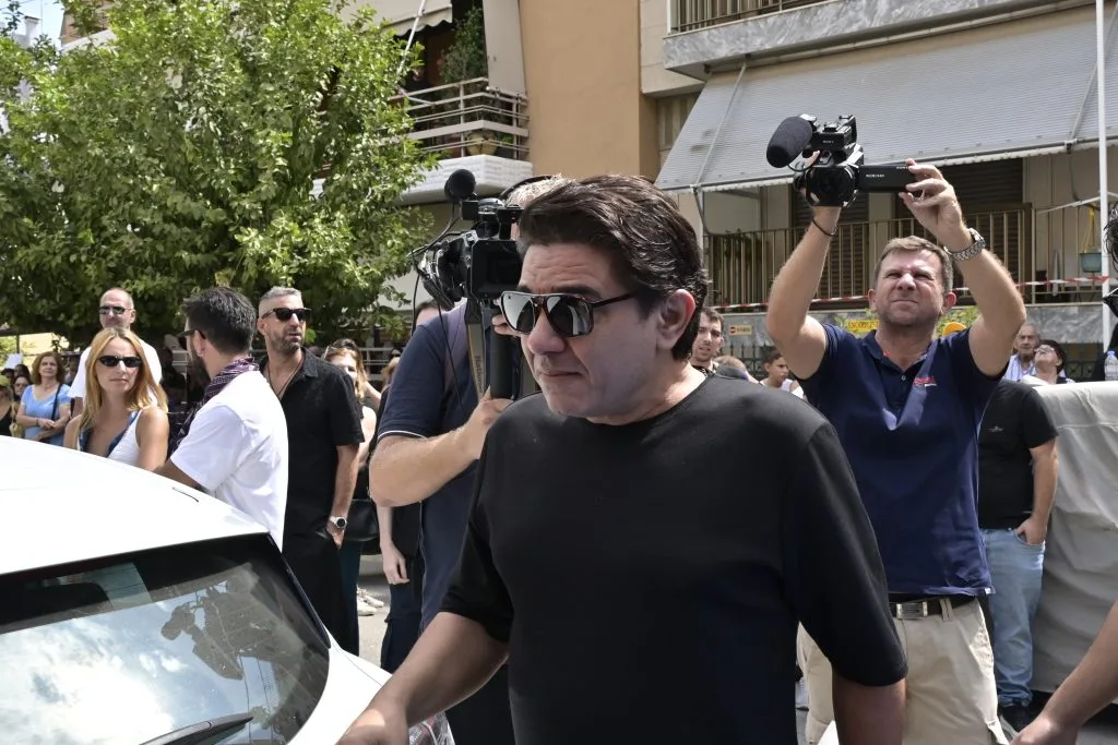 "Τελευταίο χειροκρότημα" στον Γιώργο Μαζωνάκη από χιλιάδες θαυμαστές και φίλους-Ολοκληρώθηκε η εξόδιος ακολουθία 18 7086251 1024x683 1