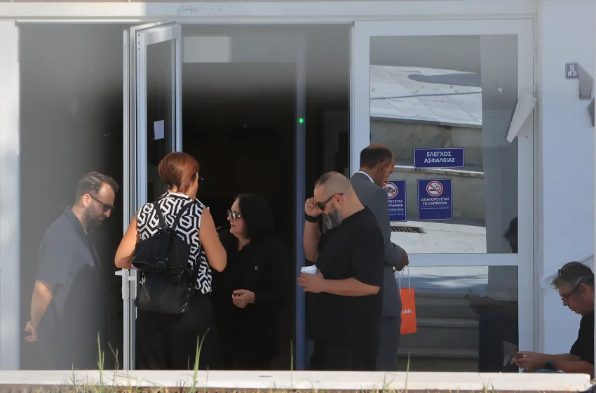  Δίκη Τέμπη: Συγκλονίζει η μητέρα του Βλάχου – “Από τον Βάιο μου δεν έχω βρει τίποτα”
