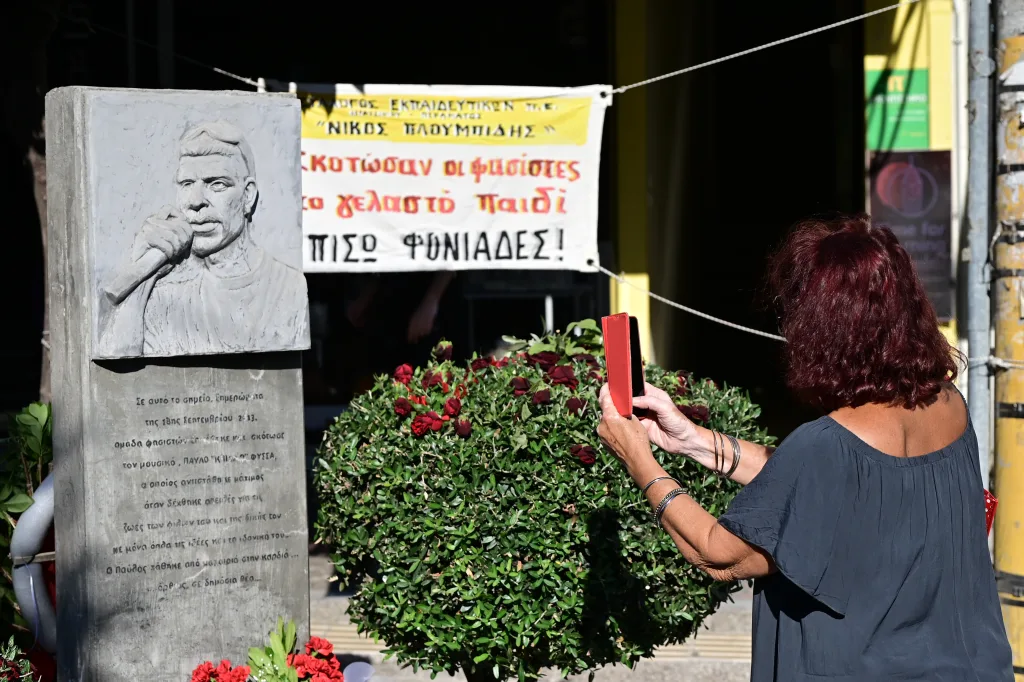13 χρόνια από την δολοφονία Φύσσα- Πλήθος κόσμου στην αντιφασιστική διαδήλωση (εικόνες) 28 7090743