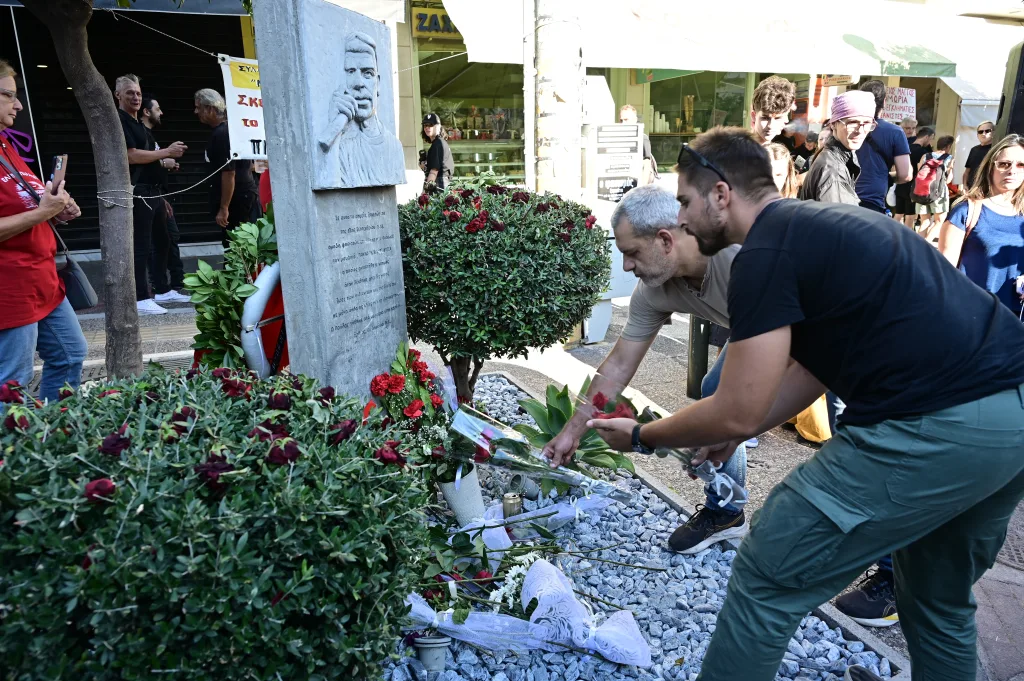 13 χρόνια από την δολοφονία Φύσσα- Πλήθος κόσμου στην αντιφασιστική διαδήλωση (εικόνες) 29 7090787
