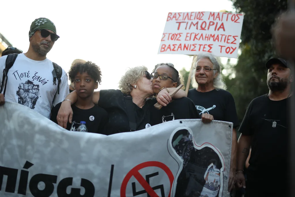 13 χρόνια από την δολοφονία Φύσσα- Πλήθος κόσμου στην αντιφασιστική διαδήλωση (εικόνες) 19 7090956