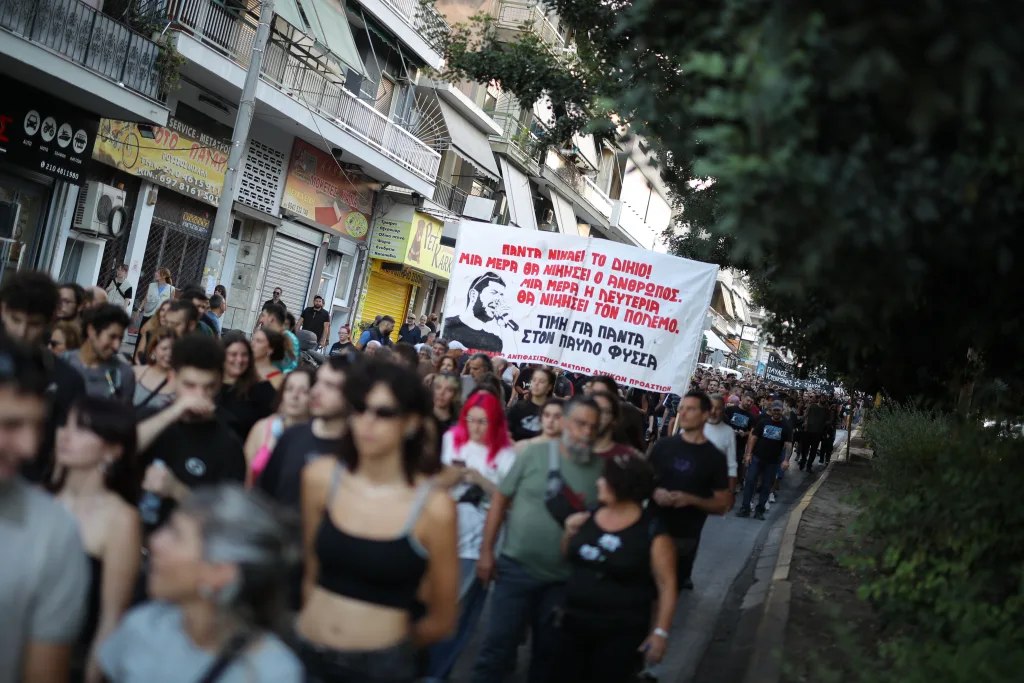 13 χρόνια από την δολοφονία Φύσσα- Πλήθος κόσμου στην αντιφασιστική διαδήλωση (εικόνες) 16 7090982