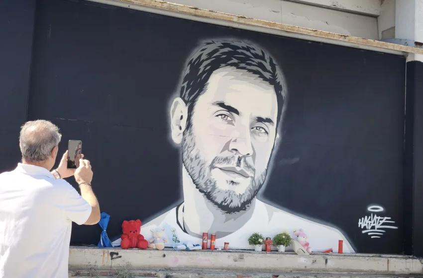  Θεσσαλονίκη: Λουλούδια, κεριά και αρκουδάκια στο γκράφιτι για τον Γιώργο Μαζωνάκη