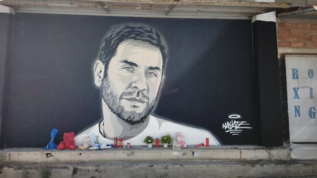 Θεσσαλονίκη: Λουλούδια, κεριά και αρκουδάκια στο γκράφιτι για τον Γιώργο Μαζωνάκη 6 7096768