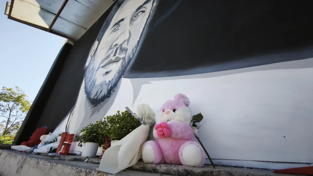 Θεσσαλονίκη: Λουλούδια, κεριά και αρκουδάκια στο γκράφιτι για τον Γιώργο Μαζωνάκη 4 7096769