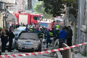 Κατέρρευσε διώροφο από έκρηξη στη Λυσικράτους-Απεγκλωβίστηκαν δύο γυναίκες, τραυματίστηκε περαστικός 6 7097807