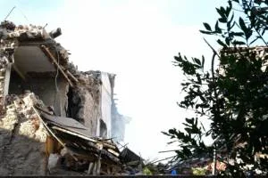 Κατέρρευσε διώροφο από έκρηξη στη Λυσικράτους-Απεγκλωβίστηκαν δύο γυναίκες, τραυματίστηκε περαστικός 9 7097837