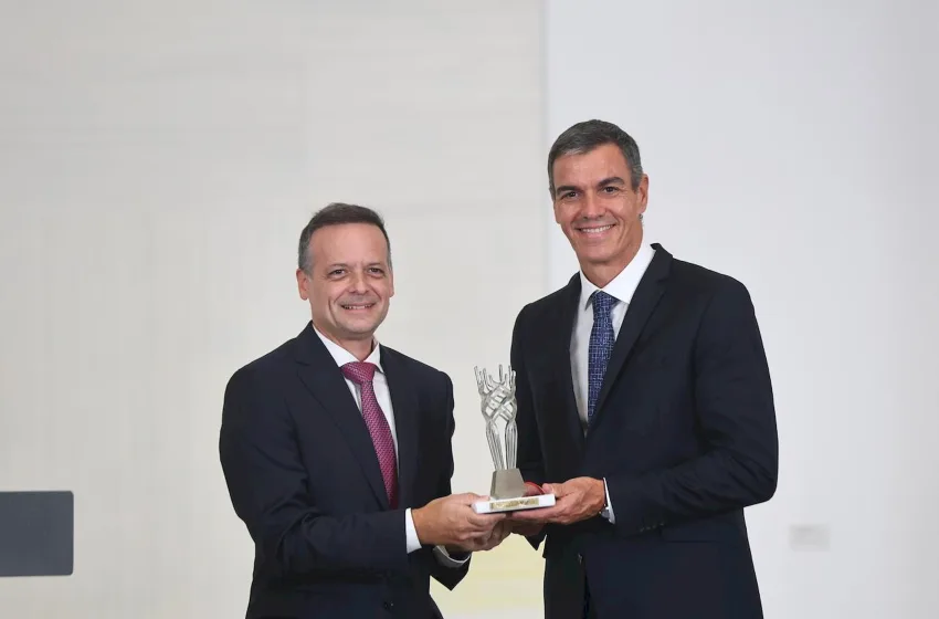  Ο Δούκας απένειμε το Βραβείο Δημοκρατίας της Πόλης των Αθηνών στον Σάντσεθ