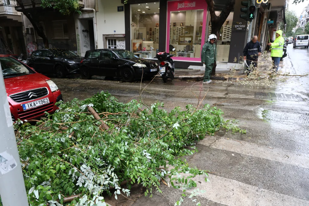 Κακοκαιρία: Προβλήματα σ’ όλη τη χώρα-Καθηγήτρια υπέστη ανακοπή από κεραυνό, οργή σε Κέρκυρα, Πάτρα-Πλημμύρισε νοσοκομείο 4 KAKOKAIRIA ATHINA