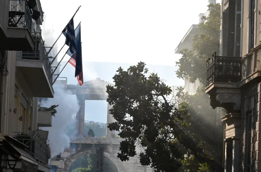 Κατέρρευσε διώροφο από έκρηξη στη Λυσικράτους-Απεγκλωβίστηκαν δύο γυναίκες, τραυματίστηκε περαστικός