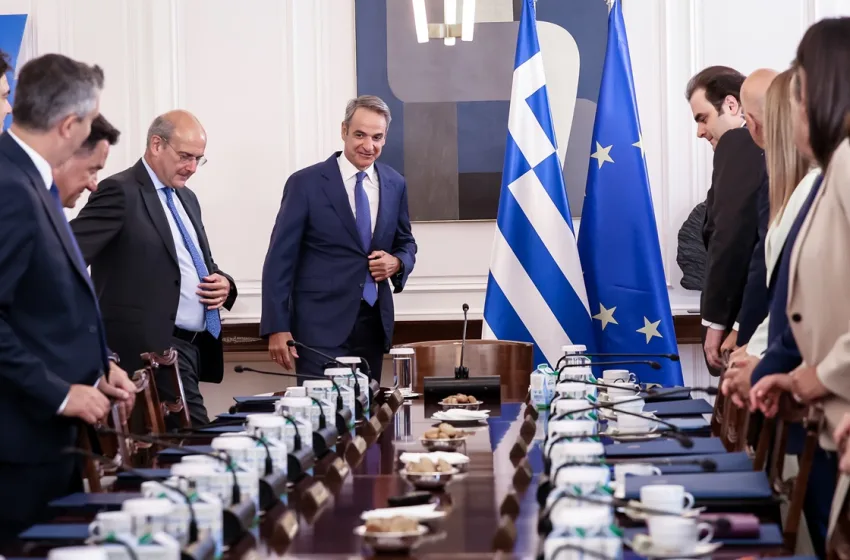  Μαξίμου: Επιμένει σε σταδιακά μέτρα, περνά στην αντεπίθεση μετά τις επικρίσεις της αντιπολίτευσης