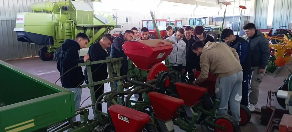 SAEK LARISAS AGROTIKA MHXANHMATA