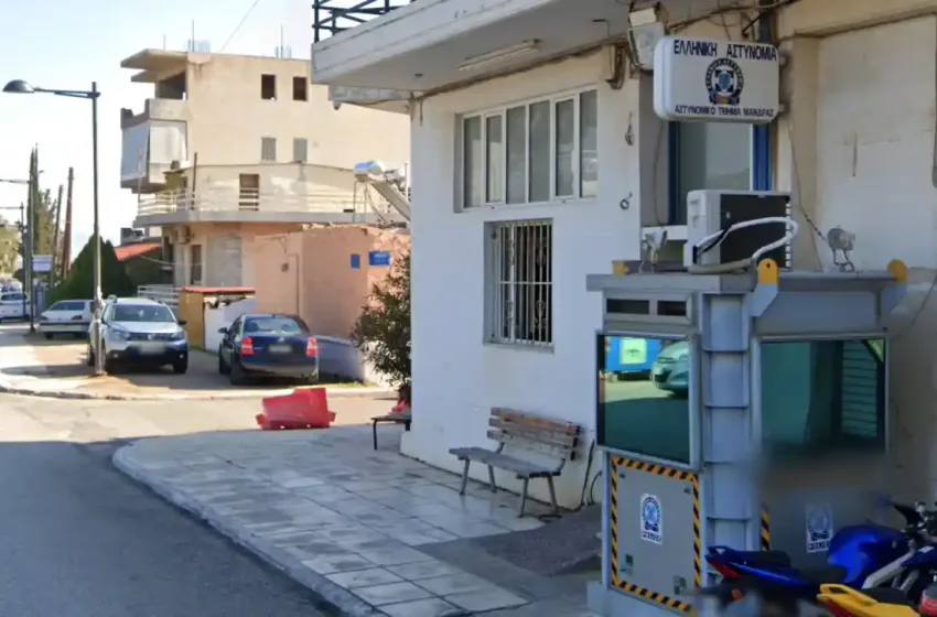  Συναγερμός στο ΑΤ Μάνδρας: Άνδρας επιτέθηκε με μαχαίρι σε αστυνομικούς, απάντησαν με πυρά