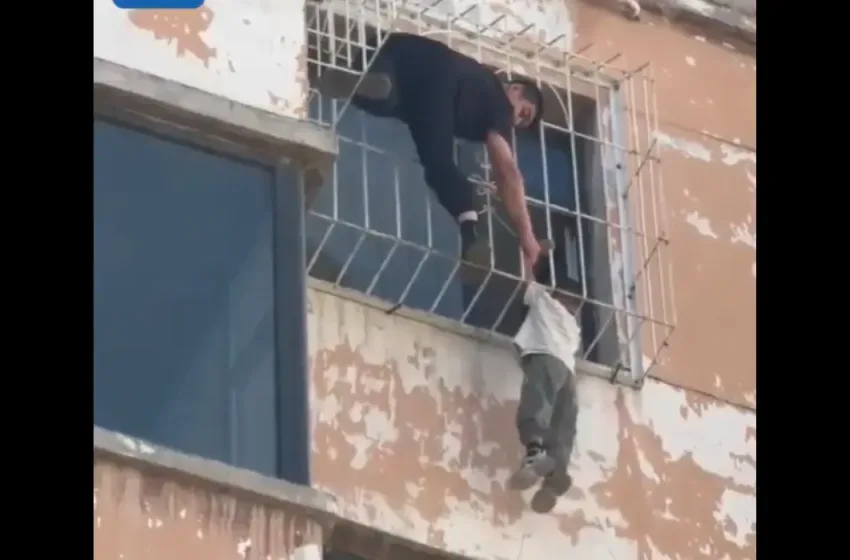  Συγκλονιστικό βίντεο από την διάσωση 5χρονου στην Κίνα – Κρεμόταν στο κενό από τον 6ο όροφο