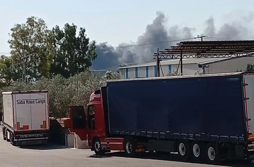  Μάνδρα: Φωτιά στο Ξηροπήγαδο- Καίει απορρίμματα, 112 για τους καπνούς