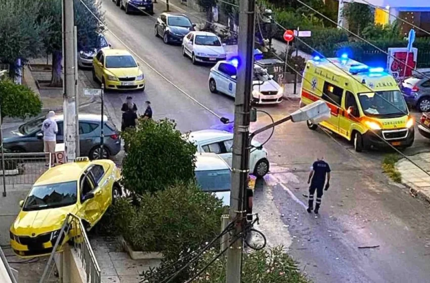  Τροχαίο στην Ηλιούπολη: Κλεμμένο ΙΧ τράκαρε με ταξί που κατέληξε σε αυλή