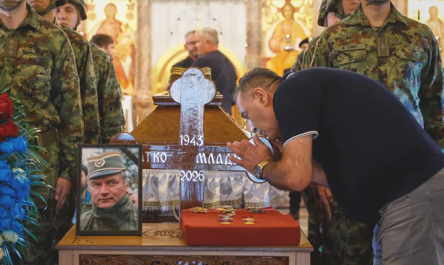 Ο Καμμένος στην κηδεία του Μλάντιτς (εικόνα) 2 kammenos mlantits