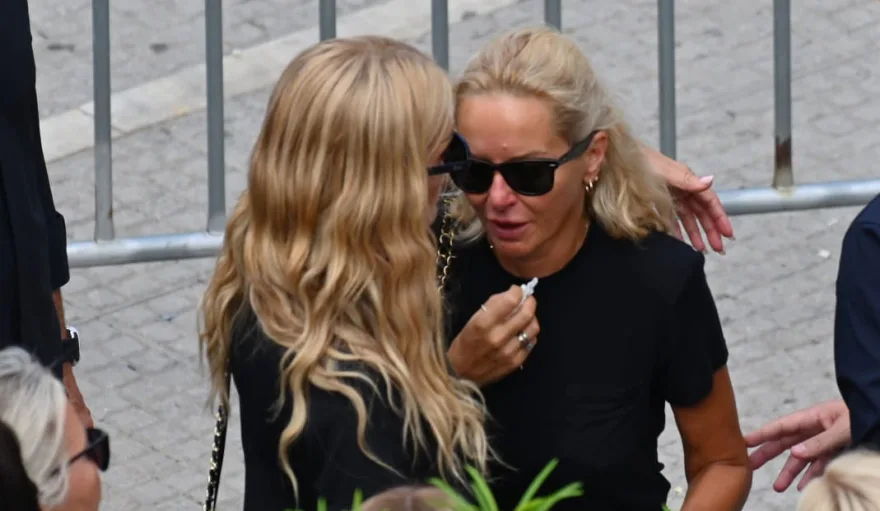 "Τελευταίο χειροκρότημα" στον Γιώργο Μαζωνάκη από χιλιάδες θαυμαστές και φίλους-Ολοκληρώθηκε η εξόδιος ακολουθία 17 kidia mazwnaki 13