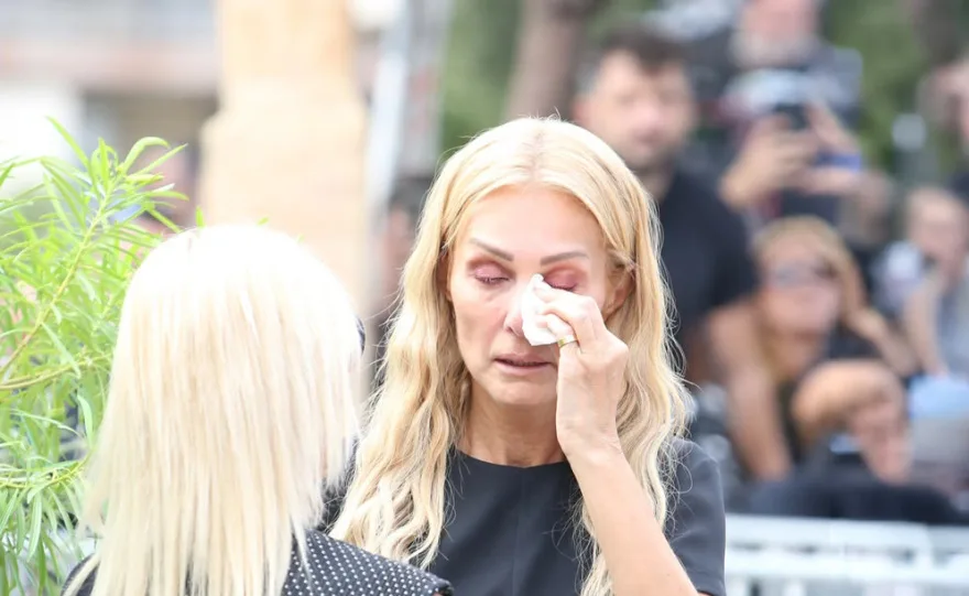 "Τελευταίο χειροκρότημα" στον Γιώργο Μαζωνάκη από χιλιάδες θαυμαστές και φίλους-Ολοκληρώθηκε η εξόδιος ακολουθία 16 kidia mazwnaki 5