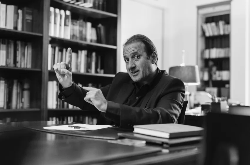  Πάνος Λαζαράτος στο libre: Η άσκηση της Νομικής και το τραγούδι θέλουν ωριμότητα – Η εξουσία ηττήθηκε από τη βιασύνη και την αλαζονεία της