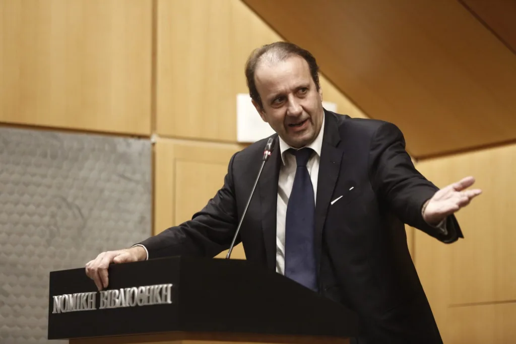 Πάνος Λαζαράτος στο libre: Η άσκηση της Νομικής και το τραγούδι θέλουν ωριμότητα – Η εξουσία ηττήθηκε από τη βιασύνη και την αλαζονεία της 4 o kathigitis kai tenoros panos lazaratos