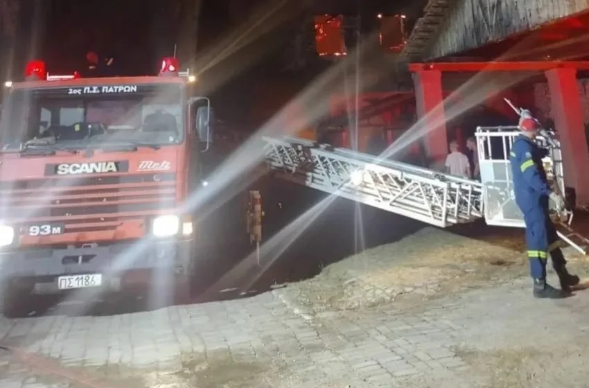  Πάτρα: Μεγάλη καταστροφή στην ιστορική Achaia Clauss από τη φωτιά-Κάηκε το παλιό πέτρινο κτίριο
