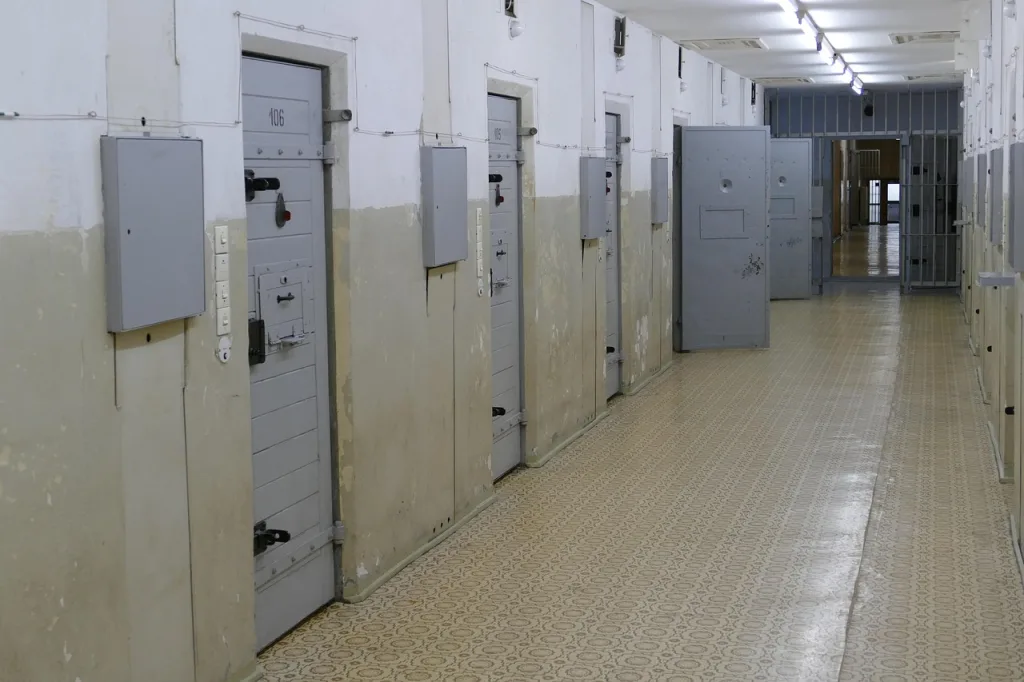 prison 4759937 1280