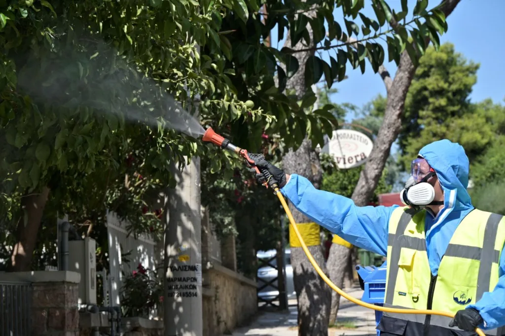 Ιός Δυτικού Νείλου: Εντατικοί ψεκασμοί στο Παλαιό Φάληρο- Κρούσματα σε 69 δήμους 7 psekasmoi ios dytikou neilou2