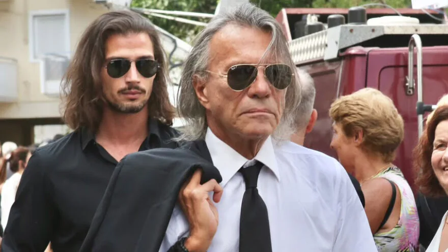 "Τελευταίο χειροκρότημα" στον Γιώργο Μαζωνάκη από χιλιάδες θαυμαστές και φίλους-Ολοκληρώθηκε η εξόδιος ακολουθία 20 psinakis