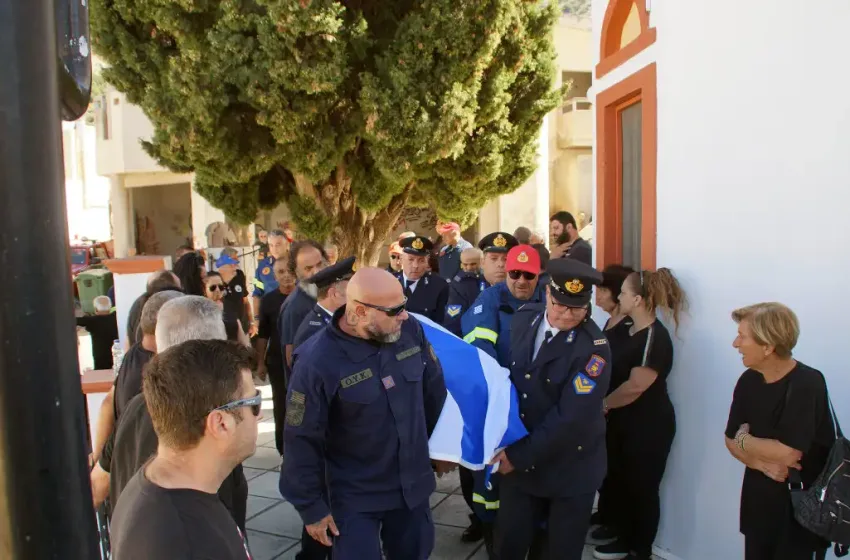  Ρόδος: Θρήνος στην κηδεία του 52χρονου πυροσβέστη (εικόνες)