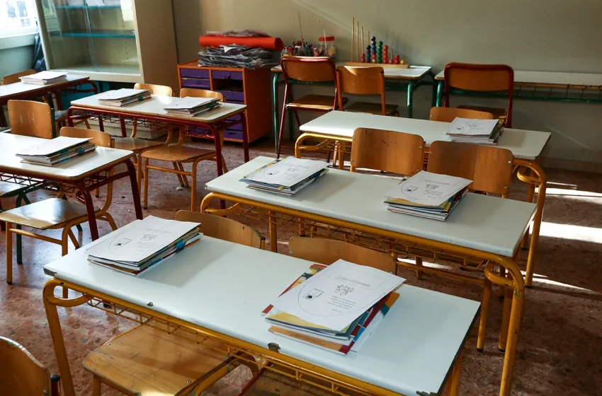  Τι απαντά ο Μαρινάκης στις αντιδράσεις για τα σχολικά βιβλία Δημοτικού-Δείχνουν οικογένειες από ομόφυλους γονείς
