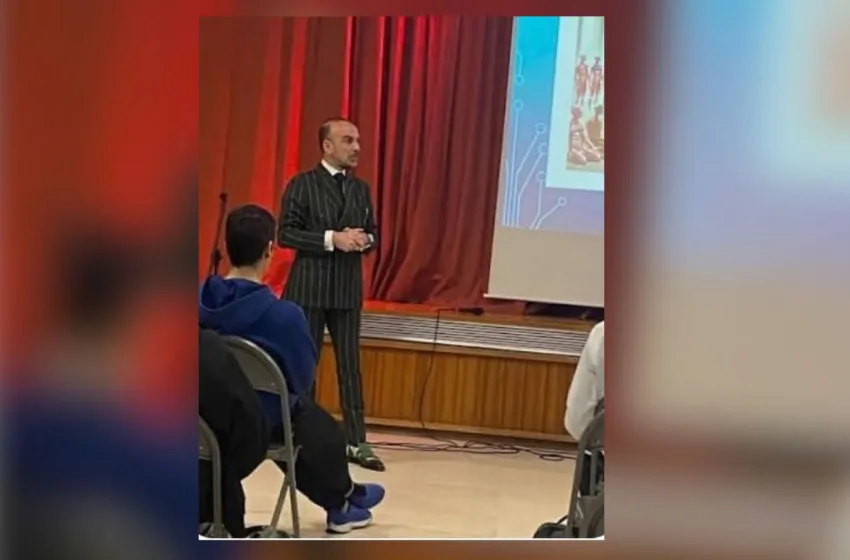  Θάνατος Μαζωνάκη: Μέχρι και στη Σχολή Μωραΐτη έδωσε διάλεξη ο Θεοδωρόπουλος