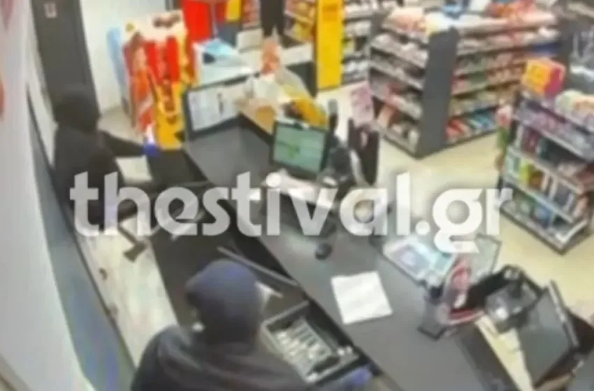  Θεσσαλονίκη: Καρέ-καρέ η ληστεία σε βενζινάδικο- Μπούκαραν με τσεκούρι και λοστό