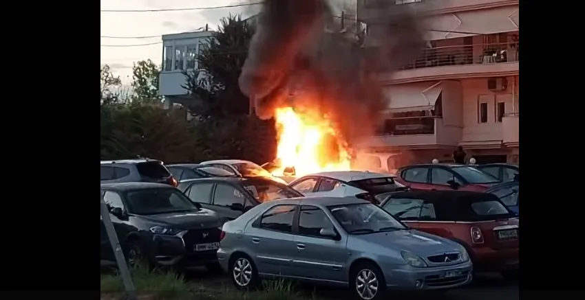  Θεσσαλονίκη: Λαμπάδιασαν τρία οχήματα στην Πυλαία-Δείτε βίντεο